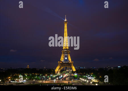 Nachtansicht des Eiffelturms von Trocadero, Paris, Frankreich Stockfoto
