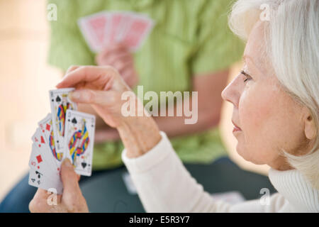 Ältere Frau Spielkarten. Stockfoto