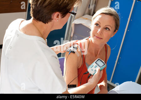 Transkutane Elektrische Nerven Stimulation (TENS) Therapie, Limoges Krankenhaus, Frankreich. Stockfoto