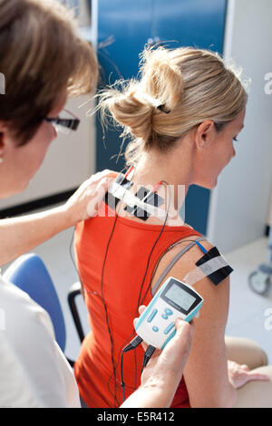 Transkutane Elektrische Nerven Stimulation (TENS) Therapie, Limoges Krankenhaus, Frankreich. Stockfoto