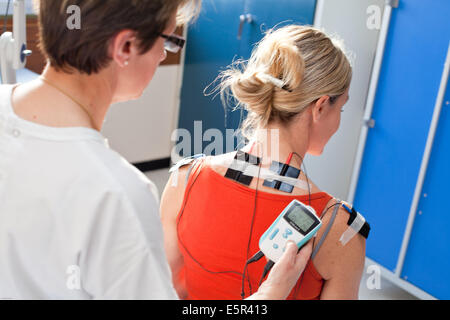 Transkutane Elektrische Nerven Stimulation (TENS) Therapie, Limoges Krankenhaus, Frankreich. Stockfoto