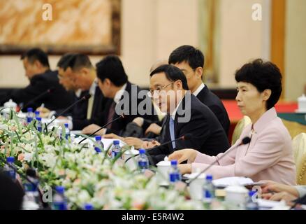 Peking, China. 5. August 2014. Zheng Lizhong (2. R), executive Vice President von dem chinesischen Festland der Vereinigung für Beziehungen über the Taiwan Straits (ARATS), Adressen der sechsten ordentlichen Sitzung des Cross-Strait Ausschuss für wirtschaftliche Zusammenarbeit (ECC) in Peking, Hauptstadt von China, 5. August 2014. Die Cross-Strait ECC ordentlichen Sitzung wurde gemeinsam von der ARATS und die Taiwan-gegründete Straits Exchange Foundation (SEF) Dienstag in Peking statt. Bildnachweis: Chen Yehua/Xinhua/Alamy Live-Nachrichten Stockfoto