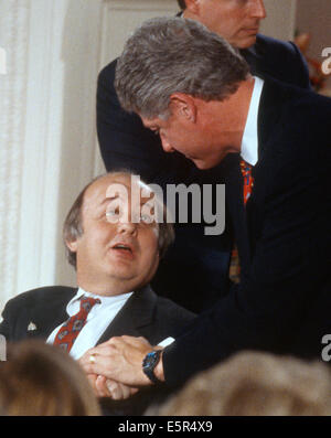 UNS. 4. August 2014. Datei-PIX: US-Präsident Bill Clinton, Recht, schüttelt Hände mit ehemaligen weißen Haus Pressesekretär James S. Brady, links, während der Vertragsunterzeichnung im East Room des weißen Hauses in Washington, DC am 30. November 1993 "Brady Bill". Brady verstarb am Montag, 4. August 2014. Bildnachweis: Dpa picture Alliance/Alamy Live News Stockfoto