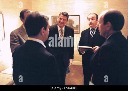 UNS. 4. August 2014. Datei-PIX: US-Präsident Ronald Reagan, Center, beteiligt sich an einem informellen Treffen, das Weiße Haus Pressesekretär James S. Brady, mittig rechts und Deputy Chief Of Staff Michael K. Deaver, direkt am weißen Haus in Washington, DC am 29. Januar 1981 enthält. Brady verstarb am Montag, 4. August 2014. Bildnachweis: Dpa picture Alliance/Alamy Live News Stockfoto