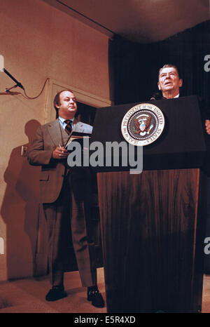 UNS. 4. August 2014. Datei-PIX: US-Präsident Ronald Reagan Slips Pressevertreter auf seinem Konjunkturpaket im Weißen Haus in Washington, DC am 24. Februar 1981. Weiße Haus Pressesekretär James S. Brady steht auf der linken Seite. Brady verstarb am Montag, 4. August 2014. Bildnachweis: Dpa picture Alliance/Alamy Live News Stockfoto