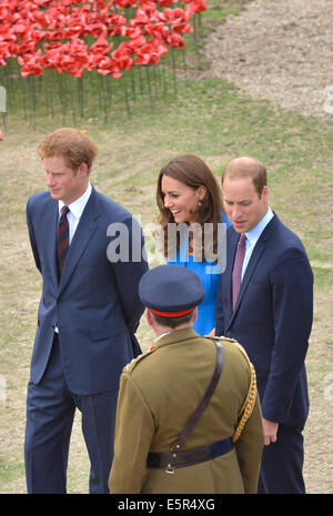 Tower of London, London, UK. 5. August 2014. Der Herzog und die Herzogin von Cambridge und Prinz Harry kommen Tp Pflanze ihre Keramik Mohnblumen, drei 888.246 in den trockenen Graben, die britische Leben verloren im 1. Weltkrieg vertreten gepflanzt werden. Bildnachweis: Matthew Chattle/Alamy Live-Nachrichten Stockfoto