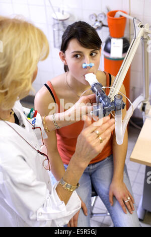 Herr Doktor darstellende Körper Plethysmographie auf Patienten respiratorische Krankheiten Abteilung, Krankenhaus Limoges, Frankreich. Stockfoto