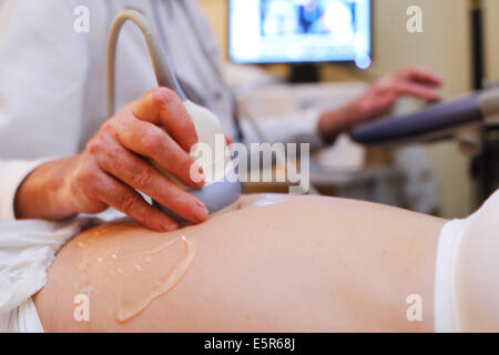 Zweiten Quartal schwangere Frau geburtshilflichen Ultraschalluntersuchung unterziehen. Stockfoto
