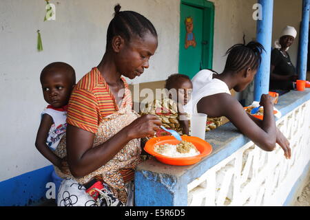 Mahlzeiten-Verteilung für die Mütter in einem therapeutischen Feeding Center in Monrovia, Liberia, umgesetzt von Action Contre la Faim Stockfoto