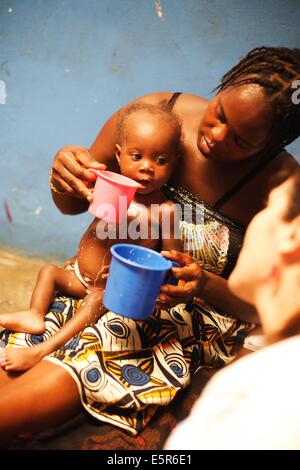 Junge Mutter und ihr Kind leidet an Unterernährung in einem therapeutischen Feeding Center in Monrovia, Liberia, umgesetzt durch Stockfoto