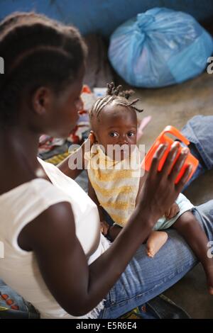 Junge Mutter und ihr Kind leidet an Unterernährung in einem therapeutischen Feeding Center in Monrovia, Liberia, umgesetzt durch Stockfoto