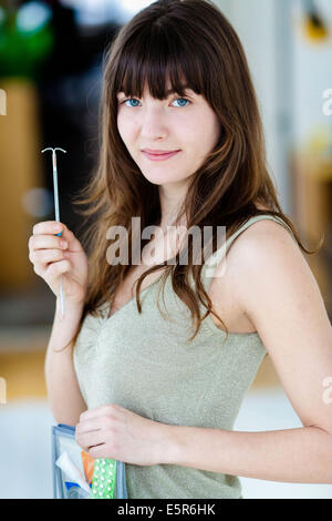 Frau mit intrauterine Verhütungsmittel. Stockfoto