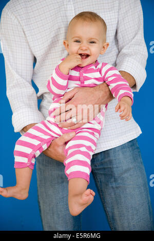 12 Monate altes Baby mit Vater. Stockfoto