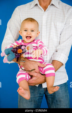 12 Monate altes Baby mit Vater. Stockfoto