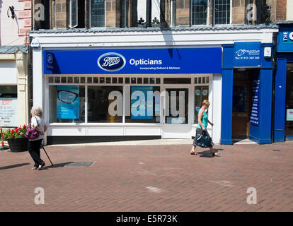 Menschen zu Fuß vorbei an einem Stiefel Optiker speichern in Shrewsbury, Shropshire, England, UK Stockfoto