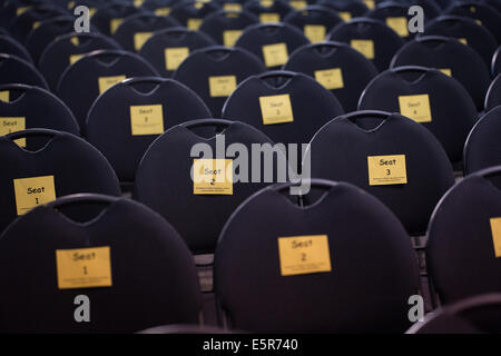 leere Sitze in einer Halle Stockfoto