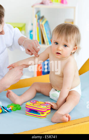 Prufung Der 5 Monate Altes Baby Haut Stockfotografie Alamy