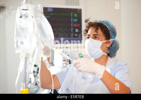 Unterstützung für einen Burn-Patienten in der Emergency-Abteilung, Krankenhaus in Bordeaux, Frankreich. Stockfoto