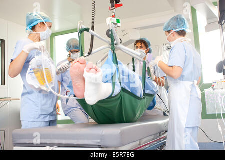 Unterstützung für einen Burn-Patienten in der Emergency-Abteilung, Krankenhaus in Bordeaux, Frankreich. Stockfoto