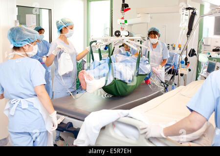 Unterstützung für einen Burn-Patienten in der Emergency-Abteilung, Krankenhaus in Bordeaux, Frankreich. Stockfoto