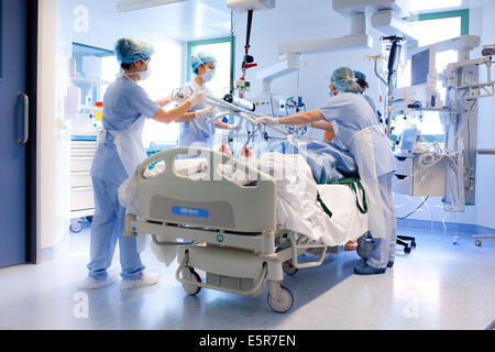 Unterstützung für einen Burn-Patienten in der Emergency-Abteilung, Krankenhaus in Bordeaux, Frankreich. Stockfoto