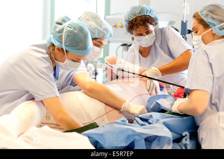 Unterstützung für einen Burn-Patienten in der Emergency-Abteilung, Krankenhaus in Bordeaux, Frankreich. Stockfoto