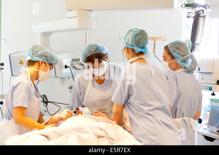 Unterstützung für einen Burn-Patienten in der Emergency-Abteilung, Krankenhaus in Bordeaux, Frankreich. Stockfoto