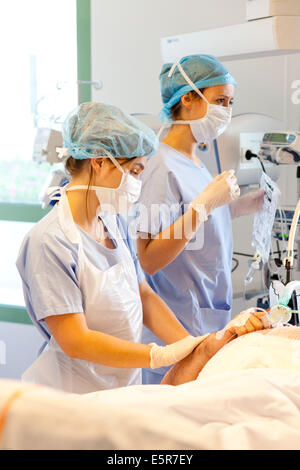 Unterstützung für einen Burn-Patienten in der Emergency-Abteilung, Krankenhaus in Bordeaux, Frankreich. Stockfoto