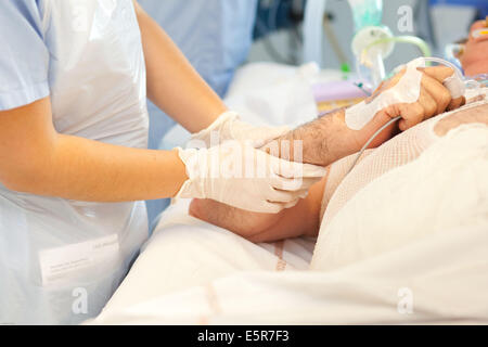 Unterstützung für einen Burn-Patienten in der Emergency-Abteilung, Krankenhaus in Bordeaux, Frankreich. Stockfoto