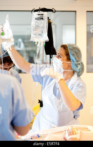 Unterstützung für einen Burn-Patienten in der Emergency-Abteilung, Krankenhaus in Bordeaux, Frankreich. Stockfoto