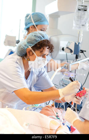 Unterstützung für einen Burn-Patienten in der Emergency-Abteilung, Krankenhaus in Bordeaux, Frankreich. Stockfoto