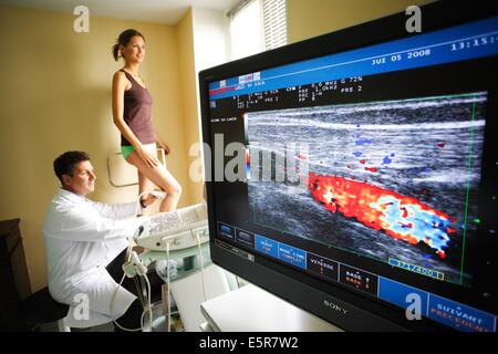 Patienten einen Doppler-Ultraschall (Angiodynography) Scannen der Beine. Stockfoto