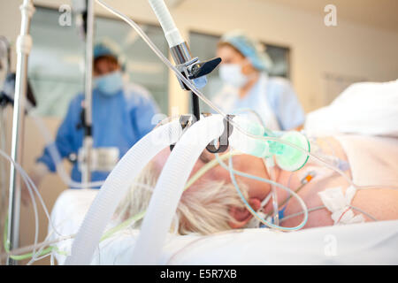 Unterstützung für einen Burn-Patienten in der Emergency-Abteilung, Krankenhaus in Bordeaux, Frankreich. Stockfoto