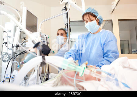 Unterstützung für einen Burn-Patienten in der Emergency-Abteilung, Krankenhaus in Bordeaux, Frankreich. Stockfoto