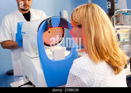 Vorsorge und Behandlung des Keratokonus, Patienten Augenuntersuchung mit ORBSCAN Hornhaut Topograph, Bordeaux Stockfoto