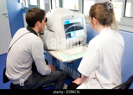 Vorsorge und Behandlung des Keratokonus (kegelförmige Cornea) mit O.C.T (optische Kohärenztomographie), Abteilung für Augenheilkunde Stockfoto