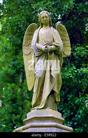 Gräber auf dem Friedhof von Highgate Cemetery in London, England. Stockfoto