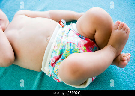 7 Monate altes Baby mit einer waschbaren Windel mit organischem Material hergestellt. Stockfoto