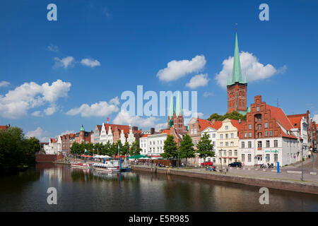 Lübecker Marienkirche / St. Marien Kirche und St.-Petri-Kirche / Petrikirche entlang der Trave an Obertrave, Lübeck, Deutschland Stockfoto