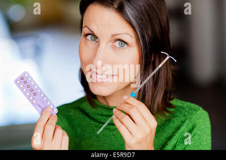 Frau mit verschiedenen Verhütungsmittel. Stockfoto