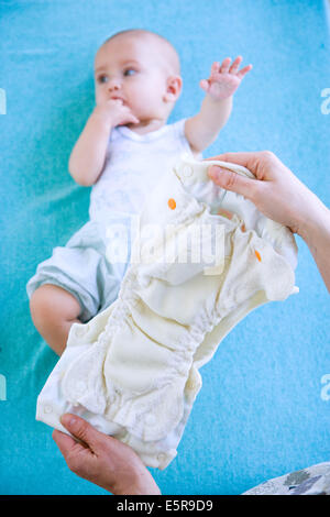 7 Monate altes Baby mit einer waschbaren Windel mit organischem Material hergestellt. Stockfoto
