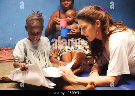 Krankenschwester mit unterernährten Kindern in einem therapeutischen Ernährungszentrum in Monrovia, Liberia, umgesetzt von Action Contre la Faim Stockfoto