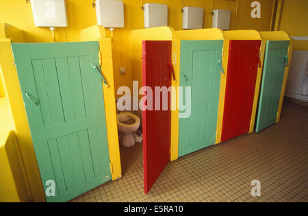 Toiletten in der Grundschule. Stockfoto