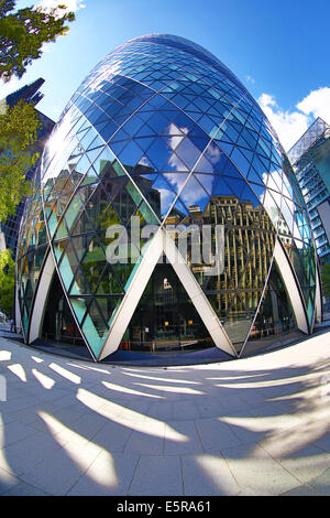 30 St Mary Axe (ehemals Swiss Re Gebäude) besser bekannt als die Gurke, Hochhaus, Bürogebäude, London, England Stockfoto