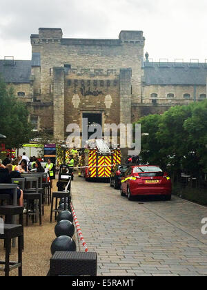 Oxford, Oxfordshire, Vereinigtes Königreich. 5. August 2014. Ein kleines Feuer brach im Malmaison Hotel in Oxford. Das Burgviertel war abgesperrt. Das Hotel sagt alles in Ordnung ist und das Feuer ist jetzt heraus. Bildnachweis: Annabel Dixon/Alamy Live-Nachrichten Stockfoto