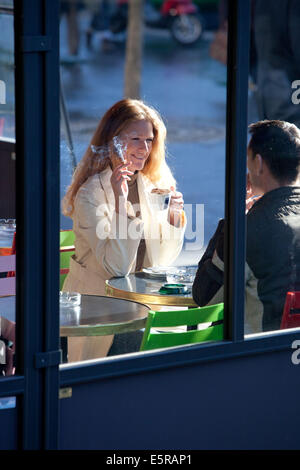 Bedeckt-Terrasse von einem Coffee-Shop für Raucher. Stockfoto