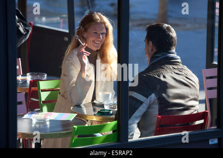 Bedeckt-Terrasse von einem Coffee-Shop für Raucher. Stockfoto