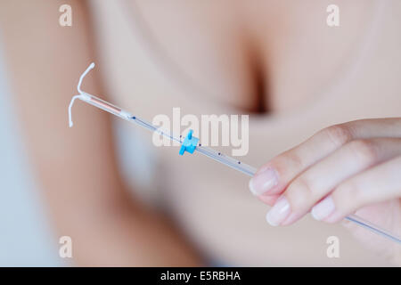 Frau mit intrauterine Verhütungsmittel. Stockfoto