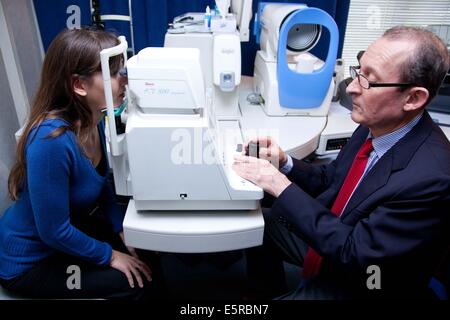 Erkennung und Behandlung von Keratokonus, Analysen des vorderen Segments des Auges in 3D. Stockfoto