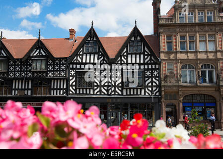 Blumen und Fachwerkbauten auf dem Marktplatz, Shrewsbury, Shropshire, England, UK. Stockfoto